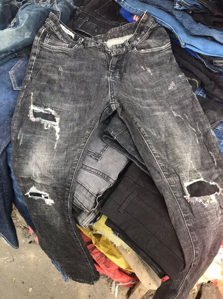 Jean déchiré tendance noir