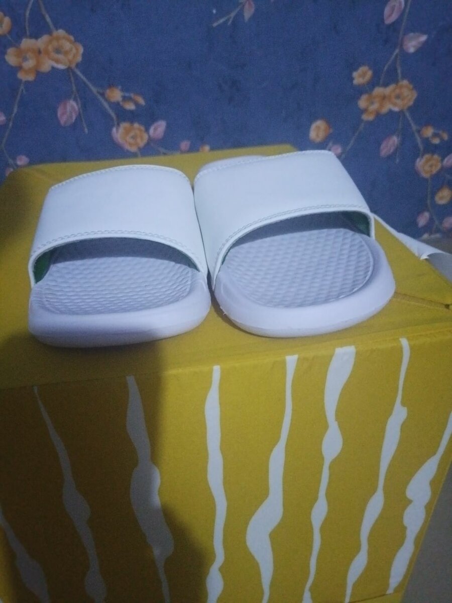 Claquettes confortables blanches