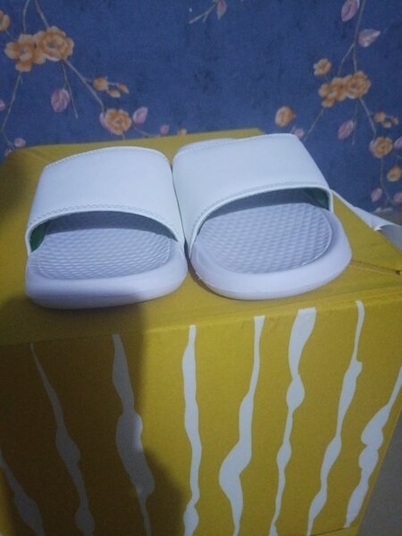 Claquettes confortables blanches