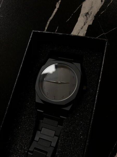 Montre noire minimaliste arabe