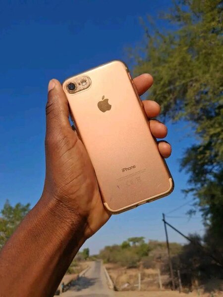 iPhone doré avec coque