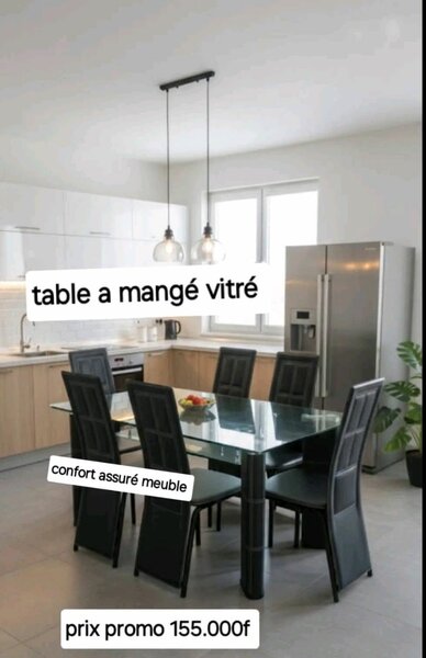 Table à manger en verre élégante