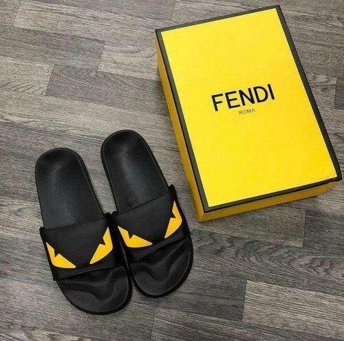 Claquettes noires stylées