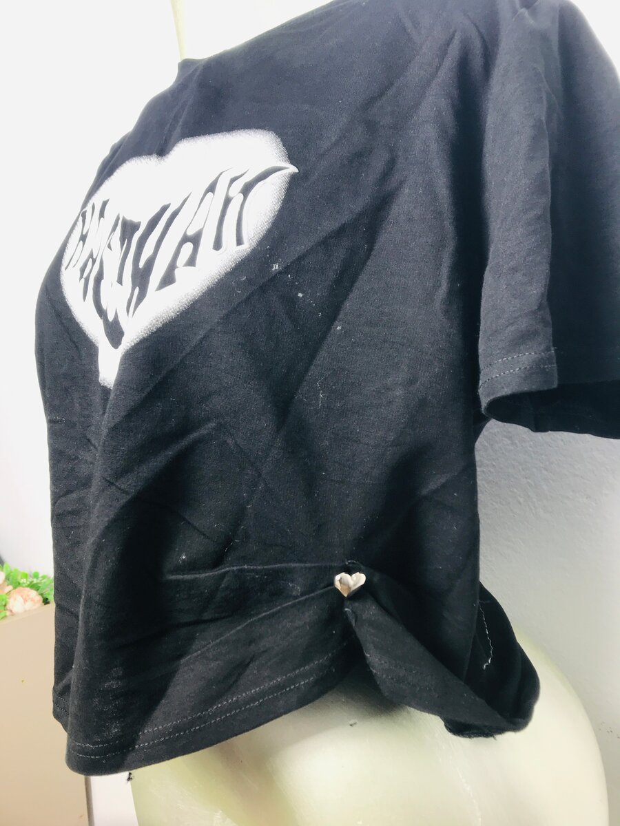 T-shirt noire cœur imprimé