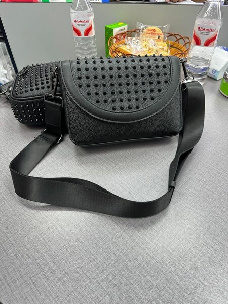 Sac bandoulière clouté chic