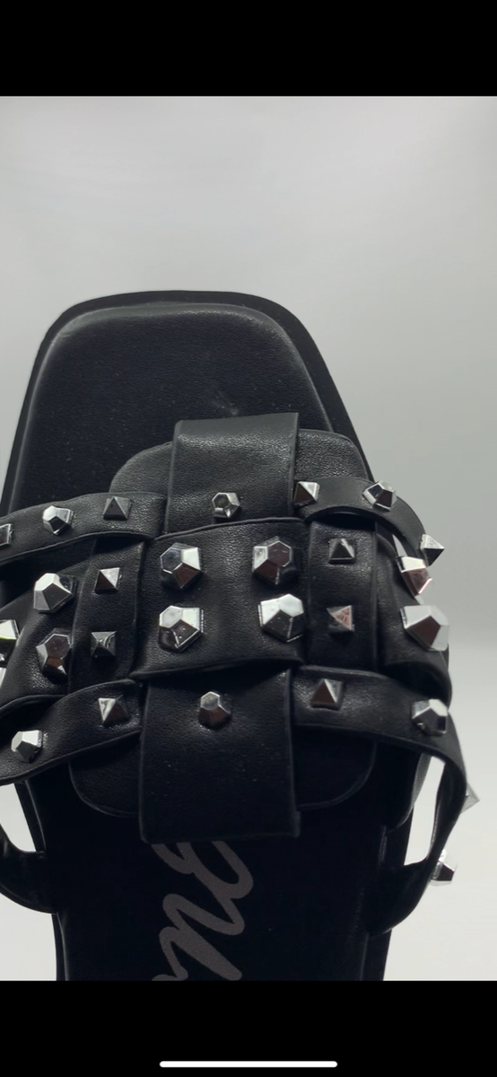 Quality slippers available in black