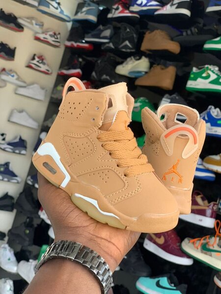 Baskets enfant en cuir élégantes