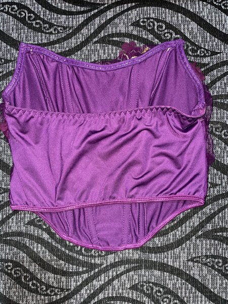 Top sans manches brodé chic