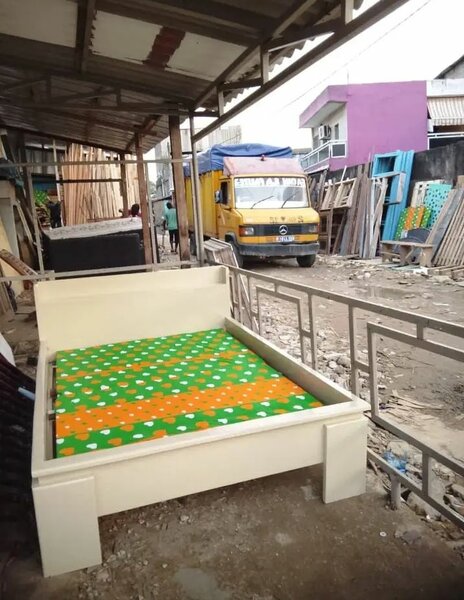 Lit moderne avec matelas coloré