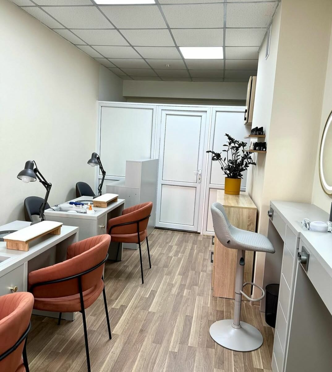 Оборудование под бизнес , маникюрный стол ,стул комод,  и,т,