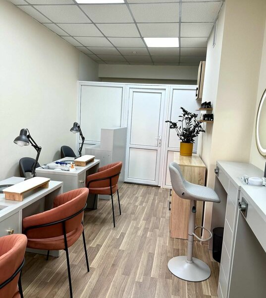 Оборудование под бизнес , маникюрный стол ,стул комод,  и,т,