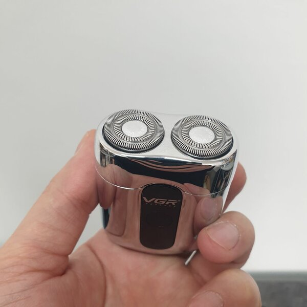 Электро бритва с классным чехлом