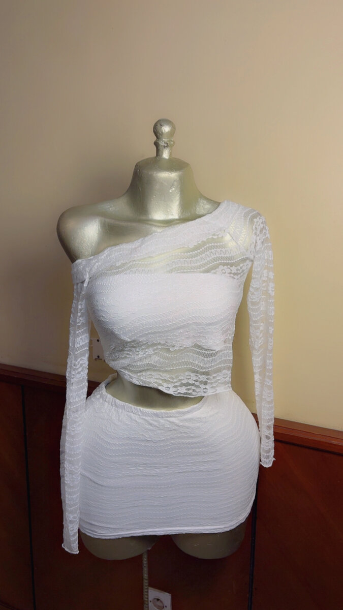 Robe blanche élégante en dentelle à une manche