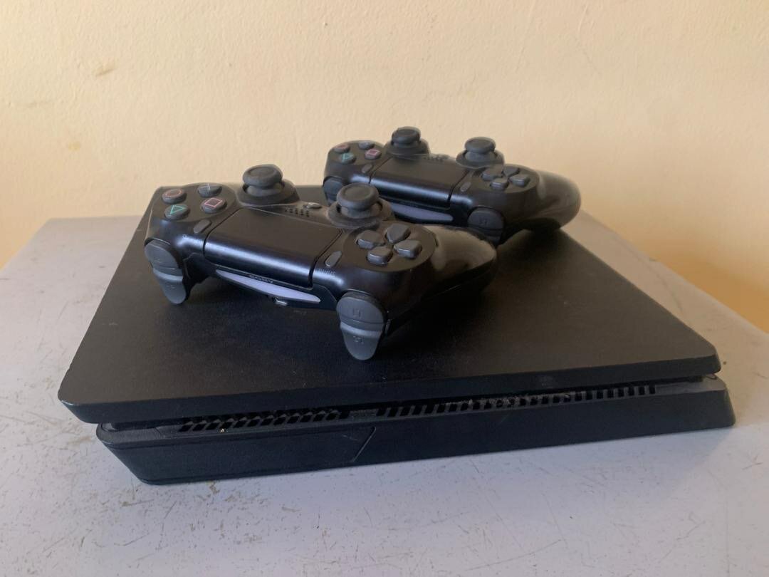 PlayStation 4 Slim 500gb 2 controllers