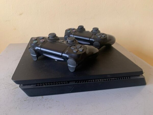 PlayStation 4 Slim 500gb 2 controllers