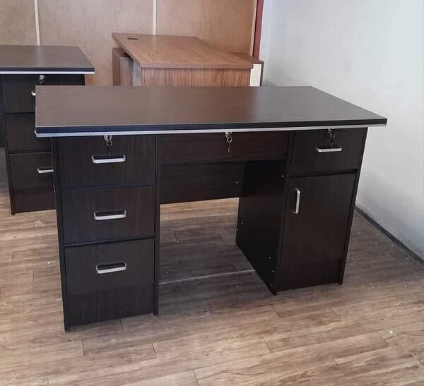 Bureau en bois avec tiroirs