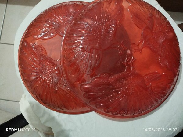 Assiette décorative en verre rouge