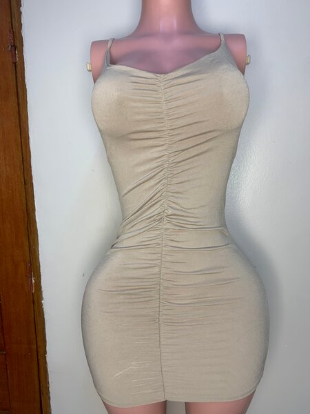 Robe moulante beige élégante