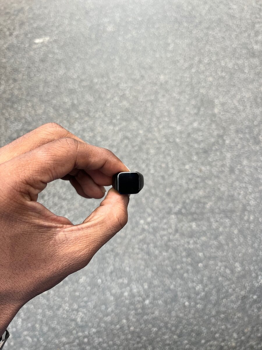 Bague carrée minimaliste noire