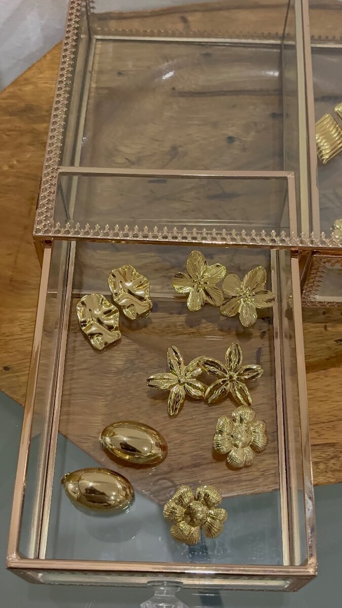 Elegant Gold Earrings Set