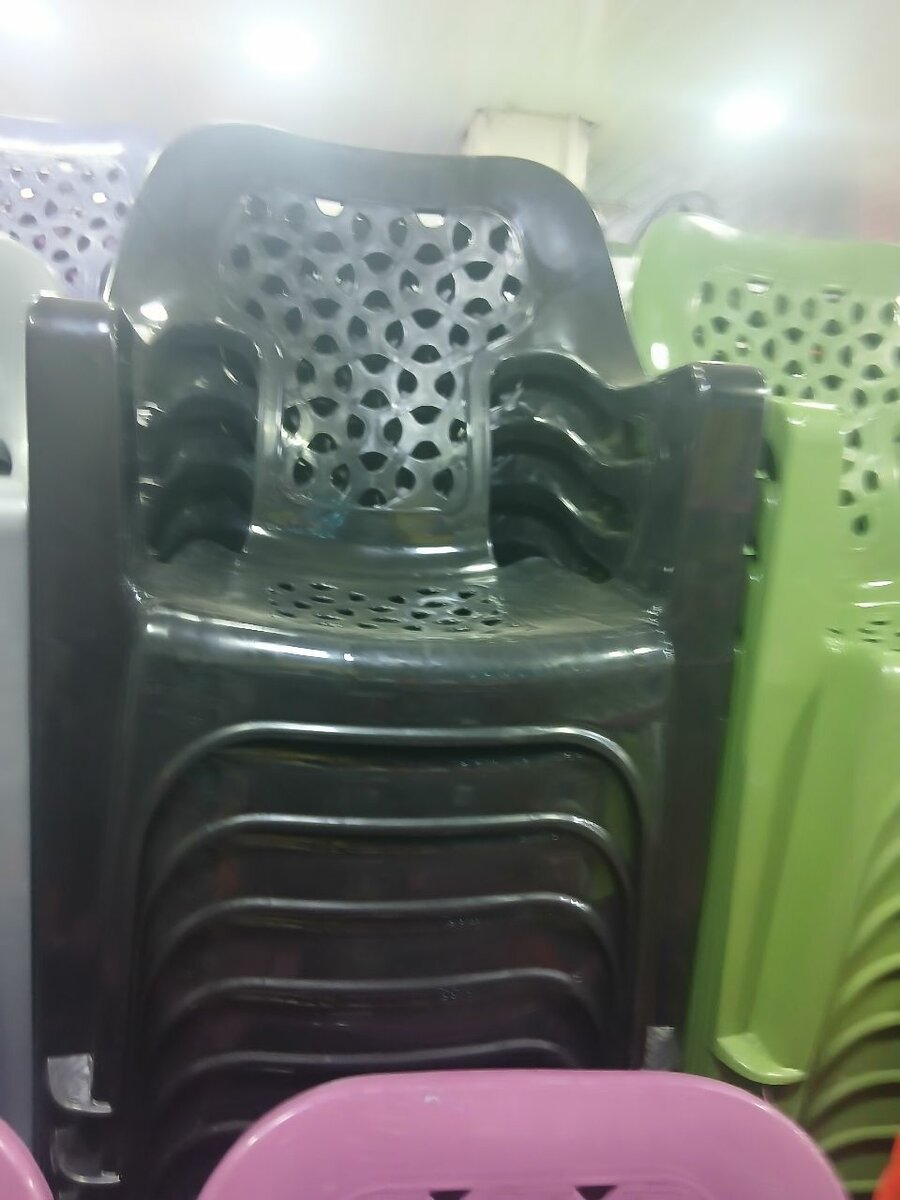 Chaises empilables en plastique