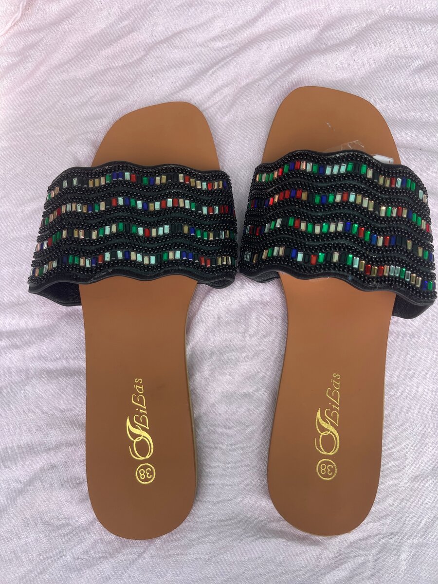 Sandales beiges perlées