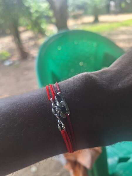 Bracelet en corde rouge