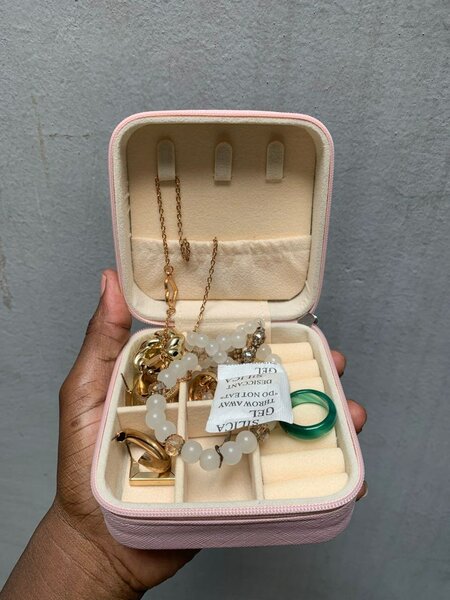 Boîte à bijoux compacte