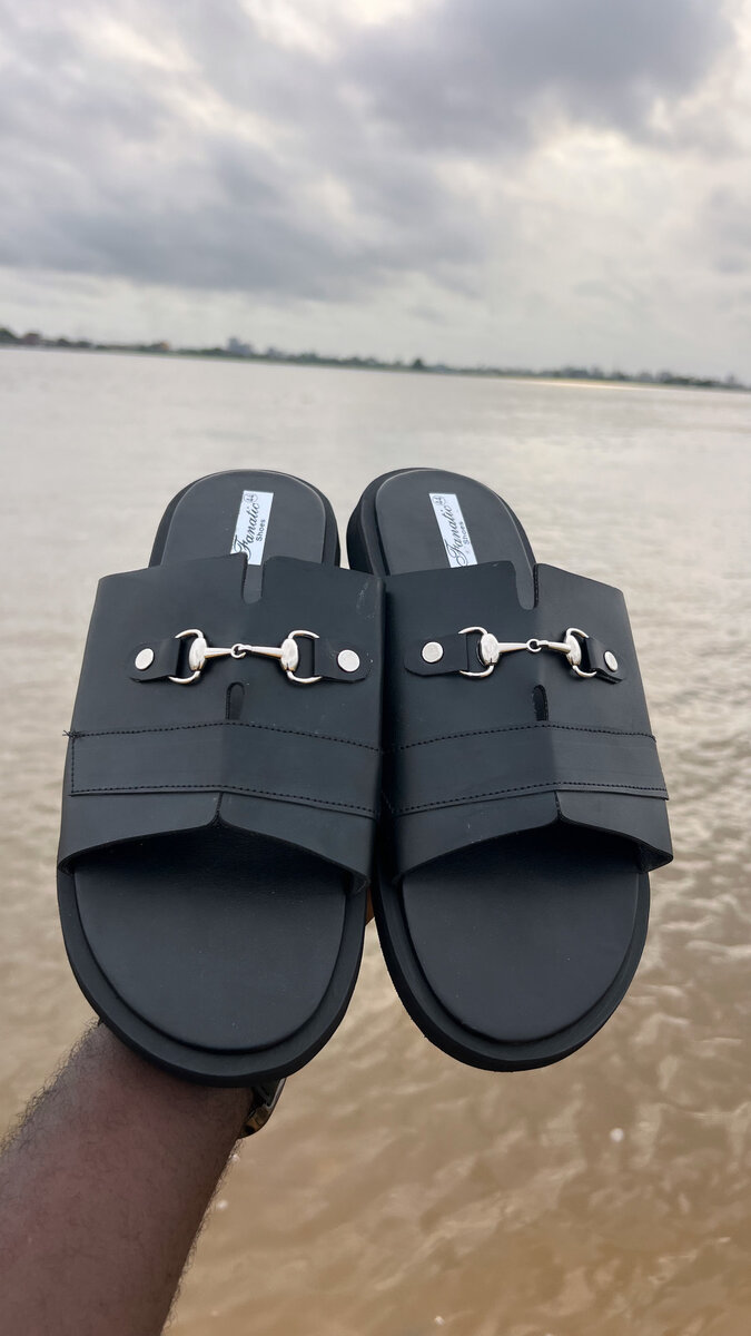 Sandales en cuir noir élégant