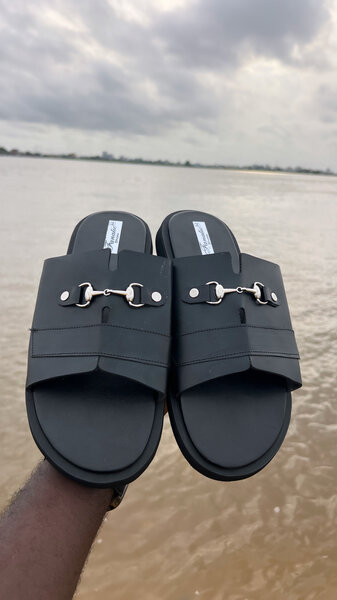 Sandales en cuir noir élégant