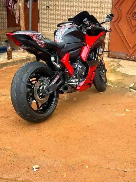 Moto Sport Noire et Rouge Haute Performance