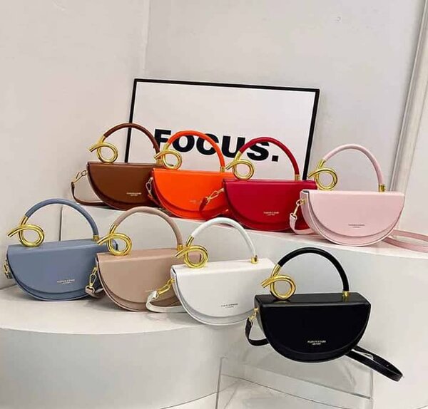 Sac à main demi-cercle élégant