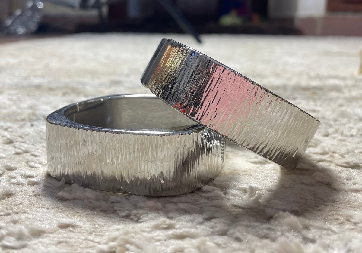 Bracelets en métal texturé