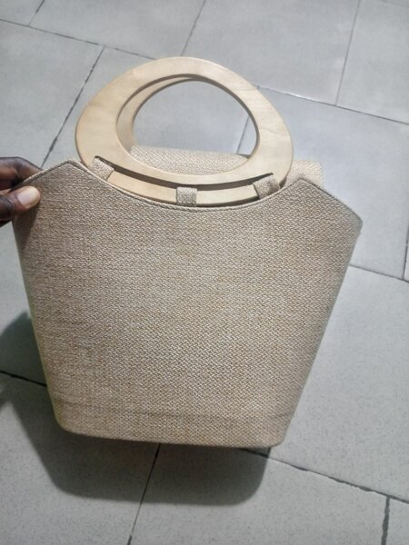Sac à main en toile avec anse en bois