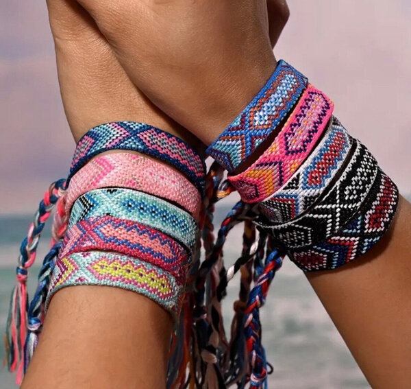 Bracelets en macramé colorés