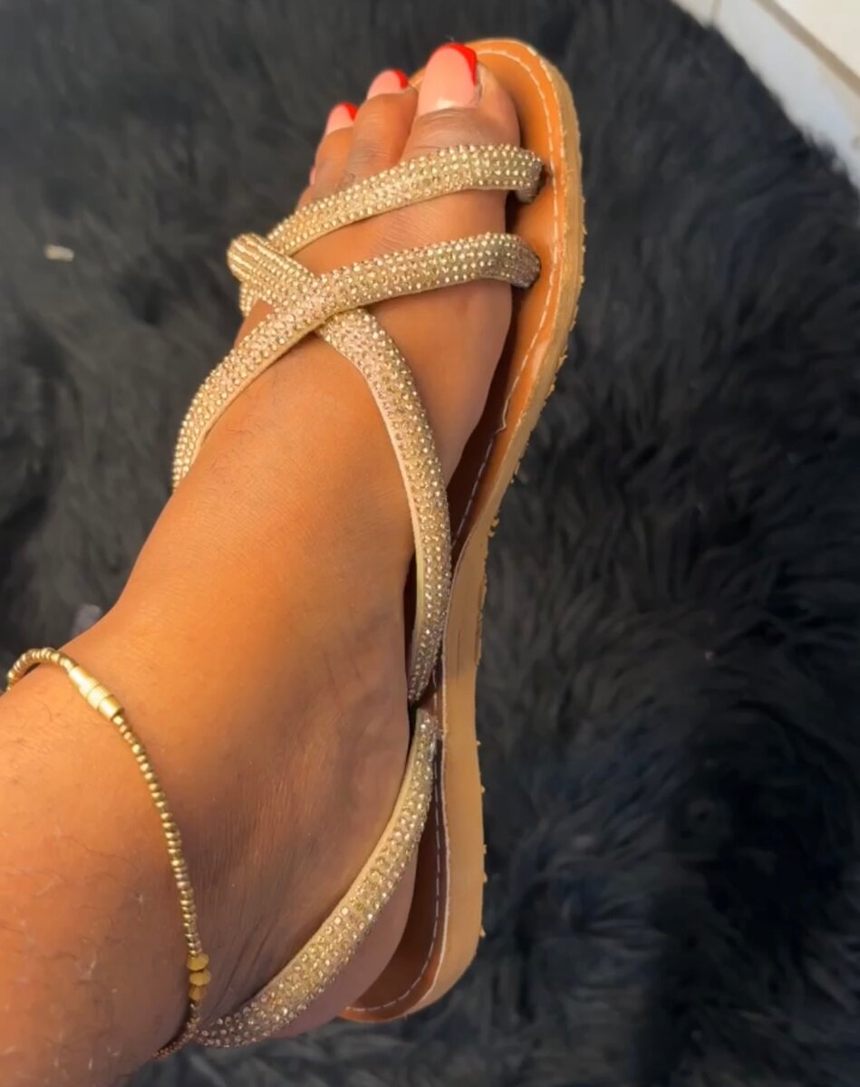 Sandales dorées élégantes femme