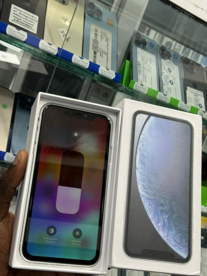 iPhone XR 64giga tout passe propre