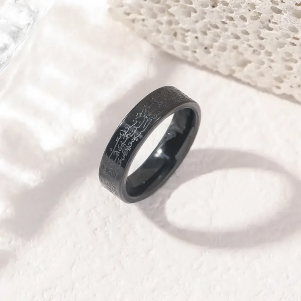 Bague en acier gravée élégante