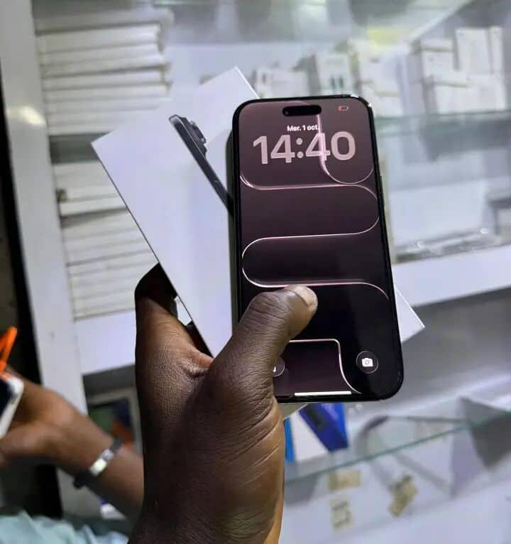 Smartphone moderne avec boîte