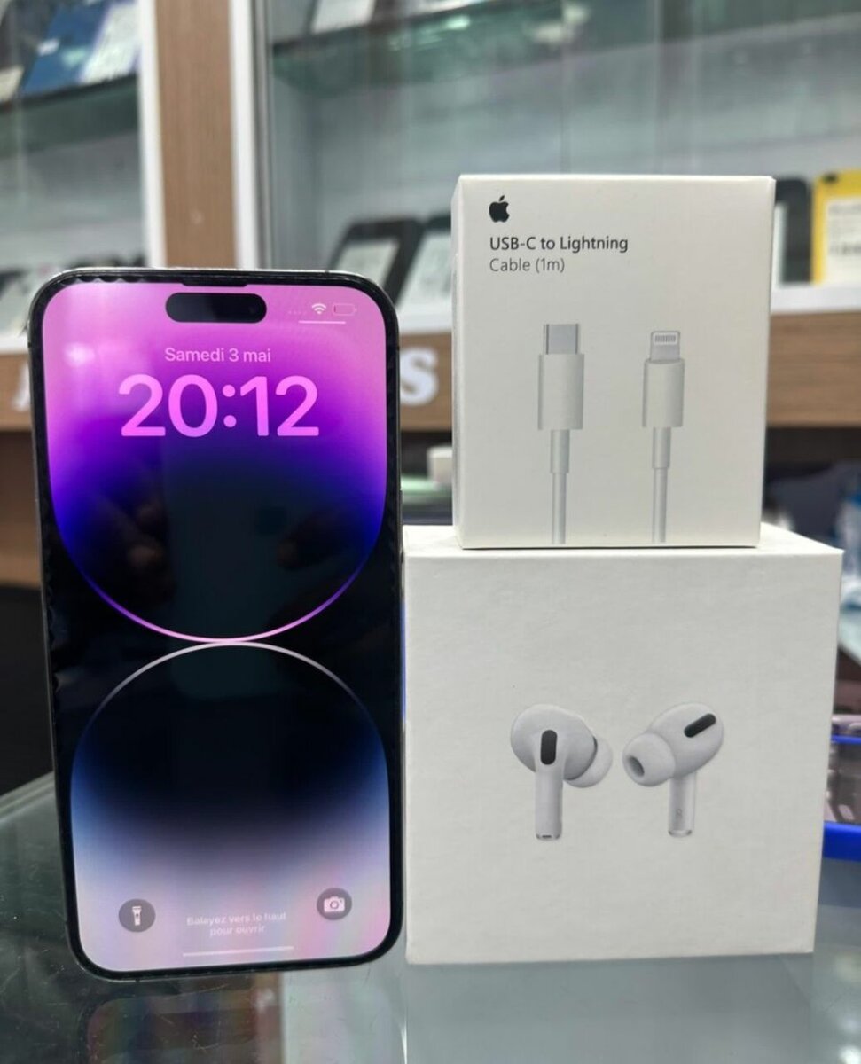 iPhone avec AirPods et câble