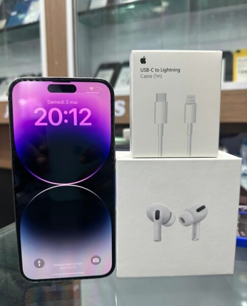 iPhone avec AirPods et câble