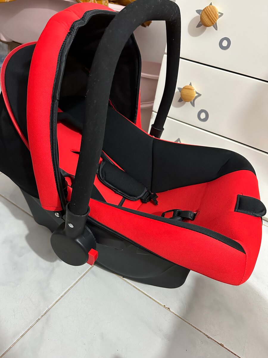 Siège auto bébé rouge ergonomique
