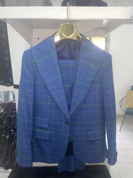 Costume à carreaux élégant