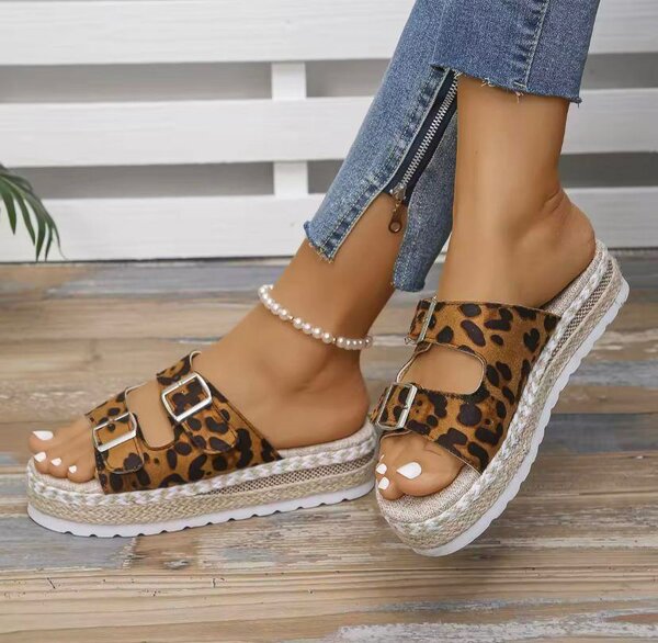 Sandales compensées léopard femme