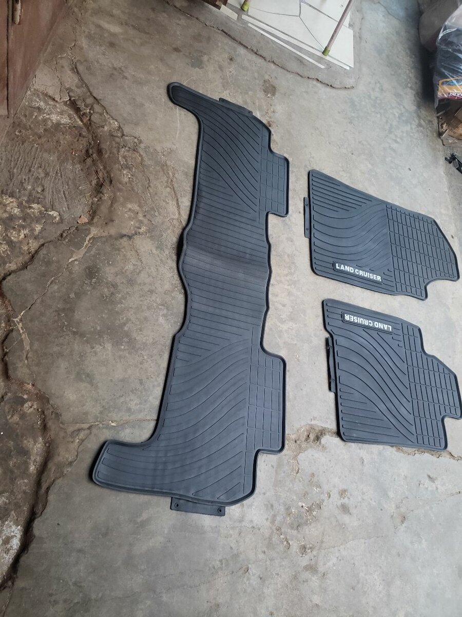 Toyota land cruiser floor mat set