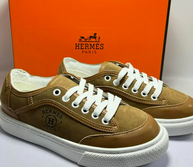 Эти кеды от Hermes-воплощение роскоши непринужденного стиля. Идеальный выбор для тех, кто ценит комфорт и статусные аксессуары. 👍🏻