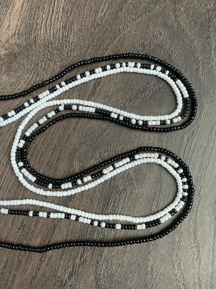 Collier en perles élégant noir et blanc