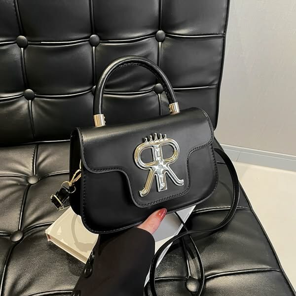 Stylish and fashionable women's bag black