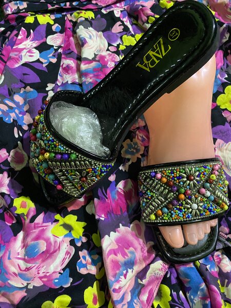 Sandales perlées colorées