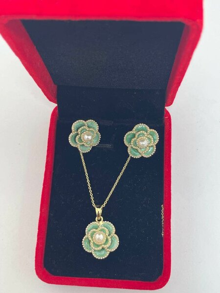 Ensemble Collier et Boucles en Or